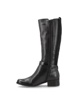 Bota de cuero napa negra, de caña alta con panel trasero elastizado y cierre interior. Tiene taco medio, hebilla y apliques metálicos.