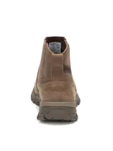 Bota tipo Chelsea de Caterpillar, confeccionada en cuero color marrón. Presenta paneles laterales elásticos, suela de goma dentada para mayor tracción y logo de la marca grabado en el lateral y en la puntera.