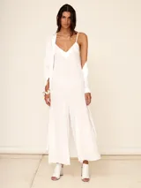 Spolverino blanco de seda con cuello en V y mangas largas.