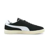 Championes Puma Club de estilo urbano, confeccionados en gamuza negra con la icónica franja lateral en cuero blanco y suela de goma texturizada en tono crema.