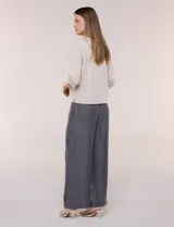 Buzo de calce relajado color negro, confeccionado en modal con cuello redondo clásico, mangas tres cuartos de hombros caídos con puño y ruedo recto.