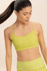 Top deportivo azul con textura, tirantes finos y espalda deportiva.