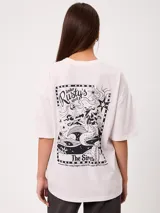 Remera de manga corta color blanco, de corte oversize, con gran estampado en la espalda de estilo gráfico y texto.