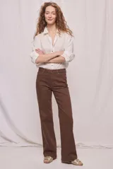 Pantalón wide leg de tiro alto y calce relajado, color marrón, con diseño clásico de cinco bolsillos y presillas para cinto.