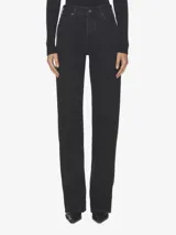 Jean de corte recto y tiro alto, confeccionado en denim rígido de algodón orgánico. Presenta un diseño de cinco bolsillos, cierre frontal con botones y aberturas laterales en los bajos.