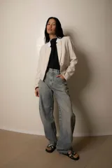 Blazer de lino color crema con bordado a tono en toda la prenda. Diseño sastrero con cuello solapa y cierre frontal con botones forrados.