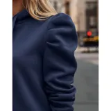 Buzo tipo hoodie de color azul marino, confeccionado en tejido suave con diseño de mangas princesa fruncidas en los hombros. Presenta capucha con cordones ajustables y puños elásticos.