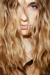 Abrigo midi de textura suave, con cuello camisero, cierre frontal de botones ocultos y cinturón ancho para atar en la cintura. Presenta mangas raglán con trabillas ajustables en los puños, bolsillos laterales insertados y abertura posterior.