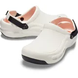 Zuecos de trabajo Crocs Bistro Pro LiteRide, color blanco, con puntera cerrada y reforzada, y banda antideslizante Crocs Lock™. Cuentan con correa trasera ajustable de color negro.