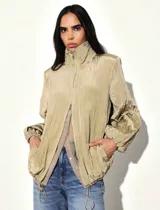 Campera liviana de acabado satinado con textura plisada, cuello alto, cierre frontal, bolsillos laterales, puños elastizados y cordón regulable en la cintura.