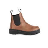 Bota Chelsea de caña media color chocolate, confeccionada en cuero, con elásticos laterales negros, tiradores traseros y suela dentada de goma negra.