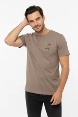 Remera de manga corta y cuello redondo, color blanco, de corte holgado, con estampa pequeña de un velero en el pecho.