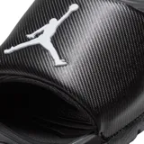 Ojotas negras con el logo de Jordan (Jumpman) en blanco en la tira superior. La plantilla tiene un diseño texturizado para mayor agarre.