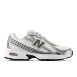 Championes New Balance modelo 740, con diseño inspirado en el running de los años 2000. Presenta una parte superior de malla abierta en color blanco con superposiciones sintéticas en tonos gris y plateado, logotipo N lateral y entresuela con tecnología ABZORB para mayor amortiguación.