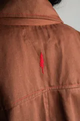 Chaleco marrón chocolate de lino y viscosa, con calce al cuerpo y cuello camisero.