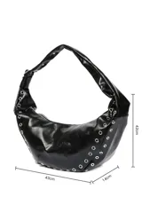 Cartera negra en forma de media luna, con cierre superior y ojales metálicos plateados en el borde.