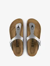 Sandalias Birkenstock modelo Gizeh, color plateado, con tira de dedo ajustable y plantilla anatómica de corcho.