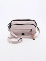 Bandolera negra con correa regulable y cierre superior.