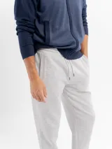 Pantalón de jogging azul marino, confeccionado en felpa, con cintura elástica ajustable con cordón y puños acanalados en los tobillos.