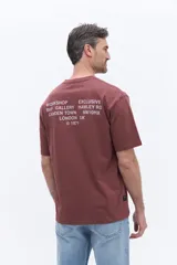 Remera de manga corta color bordó con cuello redondo y estampa tipográfica en la espalda.