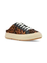 Zuecos de estilo urbano confeccionados en cuero con estampado animal print de leopardo, con cordones blancos, detalles negros y suela plataforma de goma.