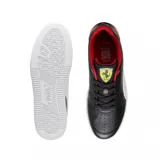 Championes Puma modelo Caven 2.0 edición Ferrari, de diseño urbano con exterior en cuero sintético negro, franja lateral blanca y detalles en rojo en el talón y el interior. Presenta el logo de Ferrari en la lengüeta y suela de goma blanca.
