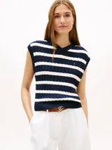 Chaleco de punto trenzado de Tommy Hilfiger en color azul marino y blanco a rayas, con cuello en V.