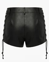 Short de cuero sintético negro con cierre frontal, bolsillos con cremallera y cordones laterales ajustables.
