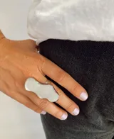 Anillo plateado con una pieza irregular de nácar.