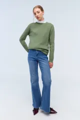 Sweater color beige de lana con cuello redondo y mangas largas.