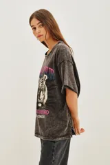Remera de algodón con efecto lavado ácido, corte holgado y estampa frontal de tigre con texto World Tour.