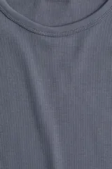 Remera de punto acanalado color gris azulado, de corte entallado, con cuello redondo ribeteado y mangas cortas.