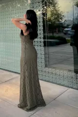 Vestido largo sin mangas de corte ajustado, confeccionado en tejido calado con diseño geométrico en color verde militar.
