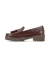 Mocasín de cuero color marrón chocolate con suela track, detalle de antifaz con flecos en el empeine y costuras pespunteadas.