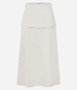 Pollera midi color crema, de corte evasé, confeccionada en tejido twill. Presenta un canesú sobrepuesto a la altura de la cintura.