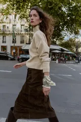 Jersey de punto liso con cuello subido y manga larga, de corte holgado y diseño minimalista.