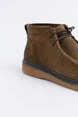 Zapato tipo botineta Freeway de gamuza color marrón, con cordones, costuras reforzadas en la puntera y suela de goma texturizada.