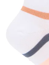 Medias cortas de algodón color blanco con diseño de rayas horizontales multicolores en tonos pastel y vibrantes.