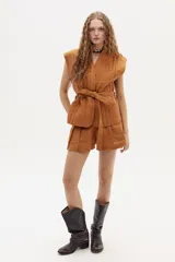 Short de lino color marrón, de tiro alto con pinzas y bolsillos laterales.