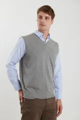 Chaleco de punto negro con cuello en V y ribete en el bajo.