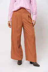 Pantalón sastrero de lino color blanco, de corte ancho y tiro alto.