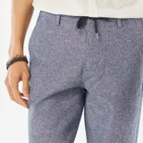 Pantalón chino recto de mezcla de lino color azul, con cordón ajustable en la cintura y dobladillo en los tobillos.
