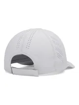 Gorra deportiva Under Armour de perfil bajo en color blanco, confeccionada en tejido ligero y elástico con paneles perforados para mayor transpirabilidad. Cuenta con visera precurvada, logotipo reflectante y cierre ajustable con velcro en la parte trasera.