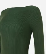 Blusa de punto de manga larga con cuello bote y textura acanalada vertical. Presenta un diseño ajustado al cuerpo, confeccionada en una mezcla de viscosa y poliamida.