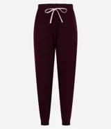 Pantalón de pijama tipo jogger color bordó, confeccionado en viscolycra con cintura elástica y detalles de ribete en contraste en los laterales.