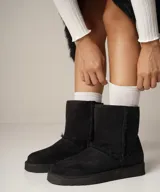 Botas cortas negras de gamuza sintética con forro de corderito.