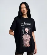 Remera de algodón color negro con cuello redondo y mangas cortas. Presenta un estampado gráfico frontal de la artista Jennie con diseño detallado.