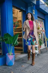 Vestido corto de jersey efecto gamuza con forro de lycra, estampado con motivos abstractos en tonos fucsia, azul, verde y marrón.