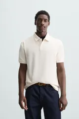 Polo de hombre color verde oliva, de corte regular fit, con cuello solapa y cierre frontal de botonadura. Presenta manga corta y acabados en rib.