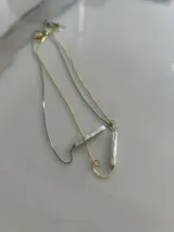 Collar plateado con dije de perla barroca de río.